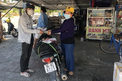 Vừa nhận xe đạp, nam thanh niên thất nghiệp, đi bộ được tặng xe máy về quê