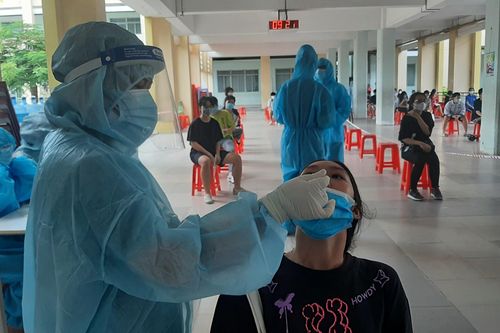 TP.HCM ghi nhận 6.000 mẫu dương tính SARS-CoV-2 khi test nhanh 'vùng đỏ, cam'