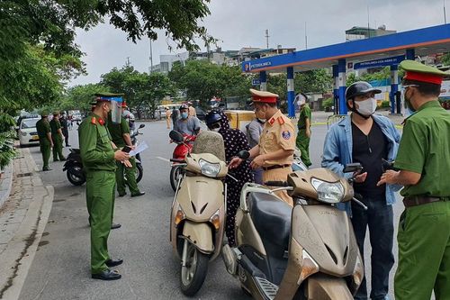 Phạt gần 1.000 trường hợp vi phạm trong ngày thứ 2 Hà Nội giãn cách