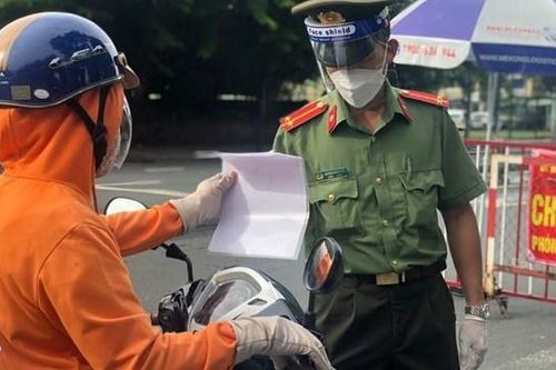 TP HCM: Nhiều người quay đầu xe vì chưa có giấy đi đường mới