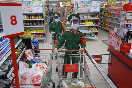 Bộ đội 'đi chợ' lựa từng món đồ mang tận nhà người dân ở quận 7