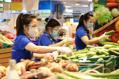 Siêu thị tất bật chuẩn bị combo thực phẩm 'đi chợ hộ' ở TP.HCM