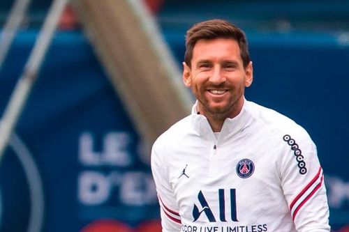 Messi bên cạnh Icardi trong phòng thay đồ PSG