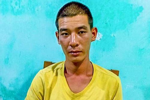 Ném đá vào cảnh sát rồi cố thủ trong nhà