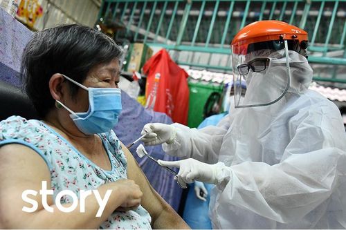 Mang vaccine Pfizer tới tận nhà tiêm cho người cao tuổi