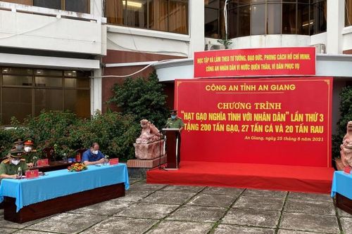 Công an tỉnh An Giang hỗ trợ 247 tấn gạo, cá giúp người nghèo