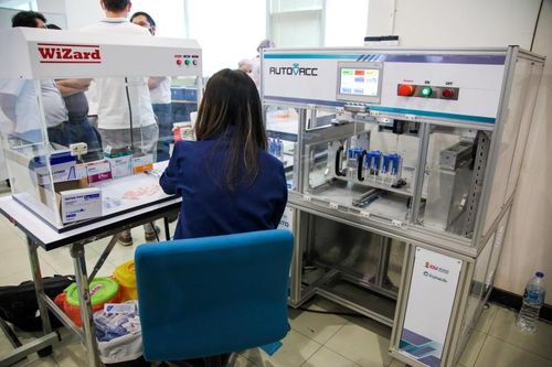 Thái Lan sử dụng robot để tối ưu lượng vaccine Covid-19