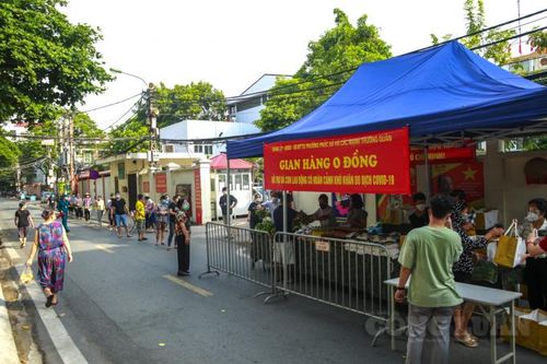Hà Nội: Trao hơn 400 suất quà hỗ trợ cho người lao động khó khăn ở gầm cầu Long Biên