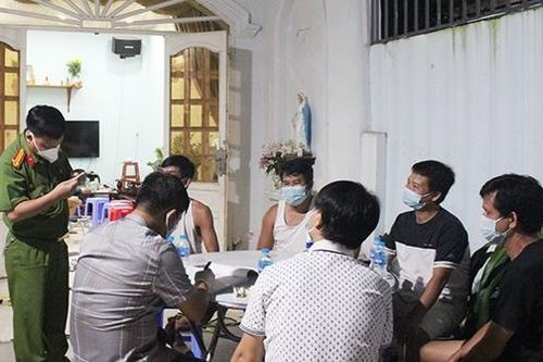 Nhậu trong vùng phong tỏa 5 người bị phạt 75 triệu đồng