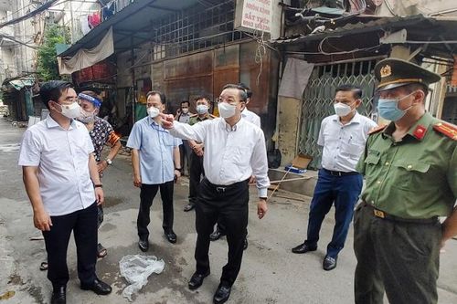 Người dân vẫn đi lại trong khu phong tỏa là những 'lỗ hổng' ở 'vùng đỏ' rất nguy hiểm