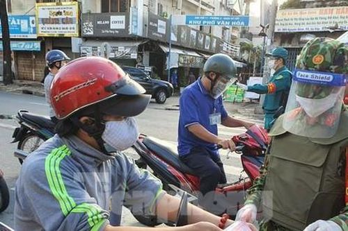 Doanh nghiệp '3 tại chỗ' ở TPHCM kêu trời vì giấy đi đường