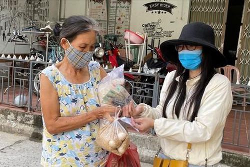 Tình người trong đại dịch: Nhà tôi đủ rồi, để dành hộ khó hơn!