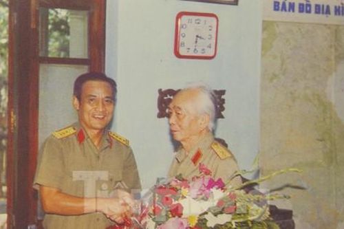 Tổng tư lệnh Võ Nguyên Giáp và lính cận vệ thép