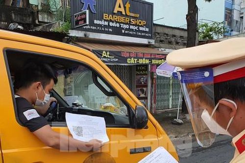 Ngày đầu dùng giấy đi đường mới ở TPHCM: Gọi điện người thân, đối chiếu sổ hộ khẩu