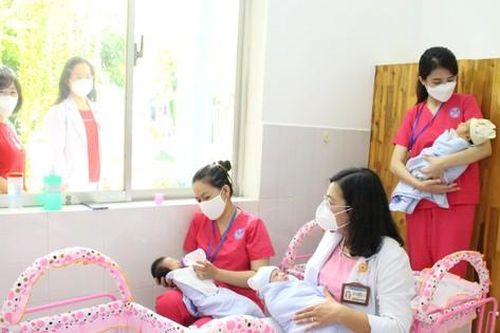 Những thiên thần vừa chào đời đã vắng bóng người thân vì đại dịch