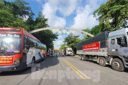 301 nhân viên y tế Thái Bình và gần 140 tấn hàng hóa thiết yếu chi viện miền Nam