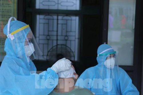 Nhân viên lấy mẫu mắc COVID-19, 700 người phải xét nghiệm lại