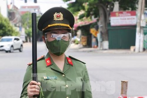 Bóng hồng công an nơi tuyến đầu chống dịch ở Nghệ An