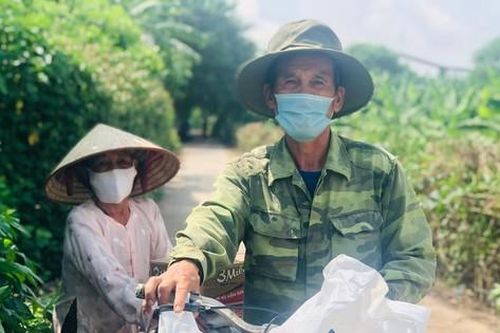 Người dân xóm phao bãi giữa sông Hồng xúc động nghẹn ngào khi có siêu thị 0 đồng
