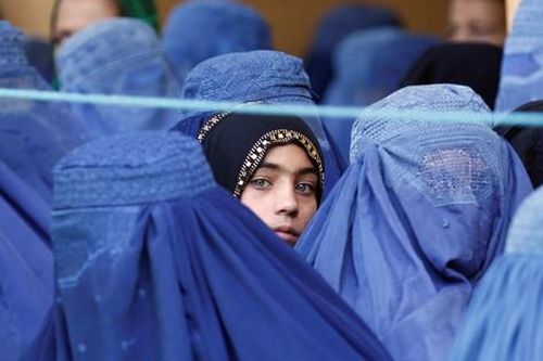 Từng cam kết không ngược đãi, Taliban bất ngờ khuyến cáo phụ nữ chưa nên ra đường