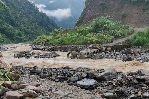 Sơn La: Lũ quét bất ngờ khiến hàng trăm hộ dân phải đi sơ tán