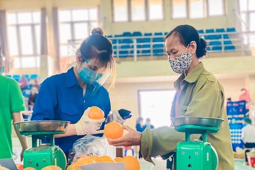 Đến siêu thị 0 đồng, chị lao công xúc động nhận gói hàng 400.000 đồng