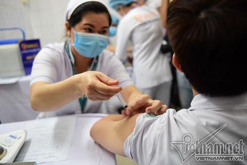 Hà Nội: Đình chỉ nữ cán bộ phường vụ tiêm vắc xin Covid-19 'thần tốc'