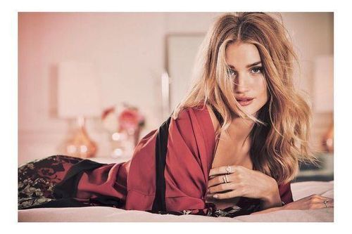 Thân hình rực lửa của siêu mẫu áo tắm lấy tài tử Hollywood hơn 20 tuổi