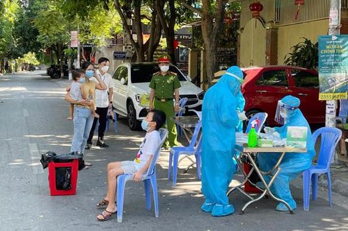 Đi 'từng ngõ, gõ từng nhà', lấy mẫu test nhanh 500 nghìn người tại TP Vinh