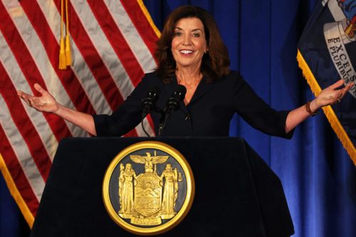 Bà Kathy Hochul trở thành nữ thống đốc đầu tiên của bang New York