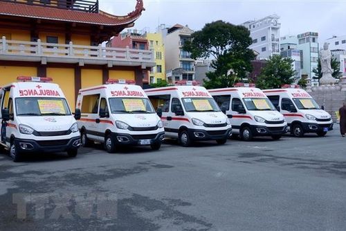 Trao tặng 6 xe cứu thương cho các bệnh viện điều trị COVID-19