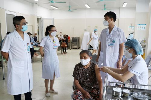 Tiêm vaccine phòng COVID-19 cho bệnh nhân điều trị thận nhân tạo