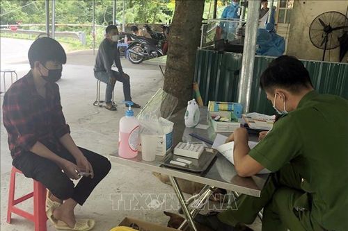 Xử phạt 7 trường hợp trốn tránh và tiếp tay cho người vi phạm qua chốt kiểm dịch