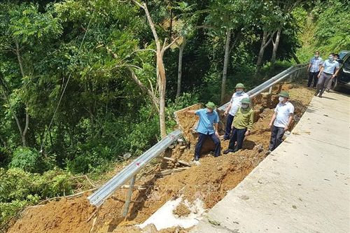 Thăm hỏi gia đình có ba cháu nhỏ thiệt mạng do sạt lở đất tại Tuyên Quang