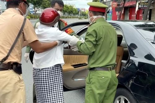 CSGT kịp thời đưa người phụ nữ mang thai đến bệnh viện sau tai nạn giao thông