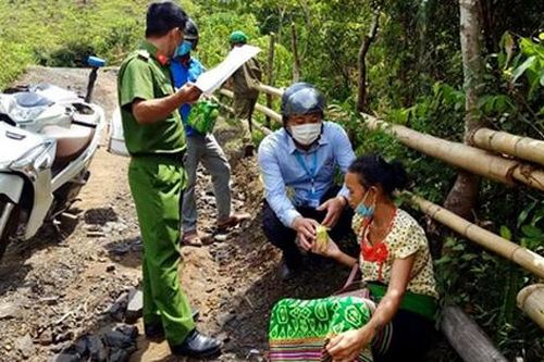 Kịp thời cứu sản phụ mới sinh ngất xỉu bên đường