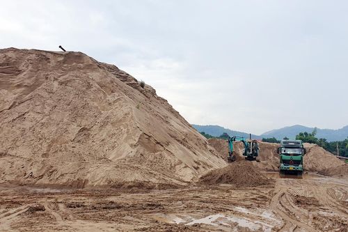 Nhiều doanh nghiệp, hợp tác xã bị xử phạt hành chính vì vi phạm khai thác cát trên sông Hồng