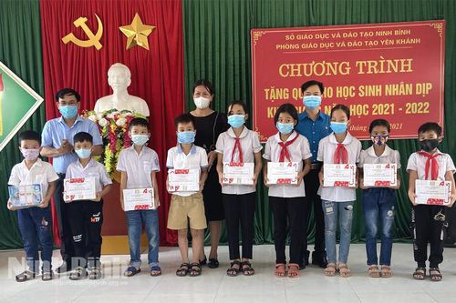Tặng quà cho học sinh có hoàn cảnh khó khăn nhân dịp khai giảng năm học mới 2021-2022