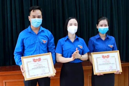 Khen thưởng đột xuất hai cán bộ đoàn trong thực hiện nhiệm vụ phòng chống dịch COVID-19