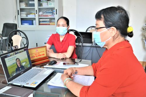 Trao học bổng 'Phát triển giáo dục và kỹ năng' cho học sinh nghèo