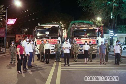 Gần 50 tấn gạo và nhu yếu phẩm hỗ trợ đồng bào TP Hồ Chí Minh