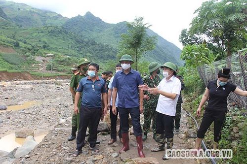 Đồng chí Phó Chủ tịch UBND tỉnh chỉ đạo ứng phó với mưa lũ tại xã Nặm Păm