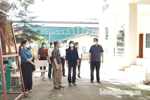 Đồng chí Chủ nhiệm UBKT tỉnh ủy kiểm tra phòng, chống dịch tại huyện Yên Châu