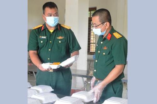 Tận tình với người dân trong khu cách ly