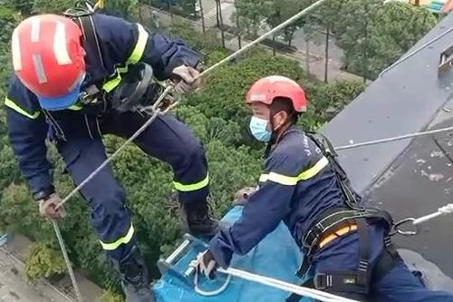 Chênh vênh treo mình trên độ cao 80m giải quyết sự cố sập hộp đèn