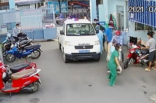 Tặng bằng khen cán bộ Công an kịp thời đưa sản phụ đi cấp cứu