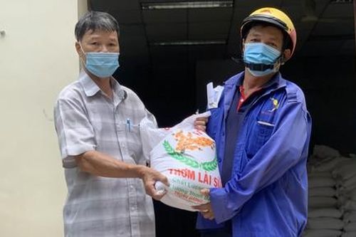 Mang gạo, mì tôm vào tận hẻm sâu giúp dân nghèo