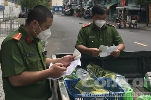 Xúc động hình ảnh Công an phường đi chợ, tiếp ứng thực phẩm tận nhà cho người dân