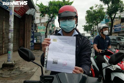 Ngày đầu áp dụng mẫu giấy đi đường mới, nhiều người được linh động qua chốt
