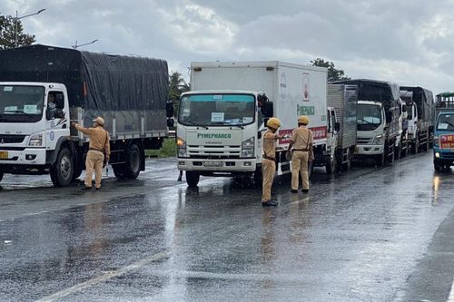 Phải đăng ký trước khi đến, nhiều xe luồng xanh ùn ứ ở cửa ngõ Cần Thơ